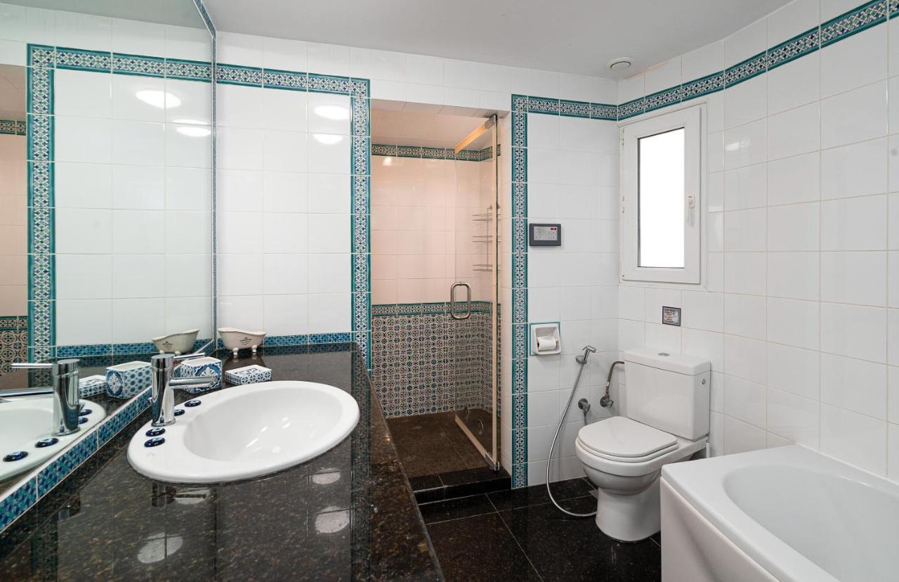 Spacious & Artistic Retro 2Bd Apt With Sauna Athens Exterior photo